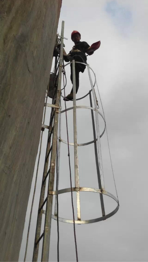 烟囱钢梯更换